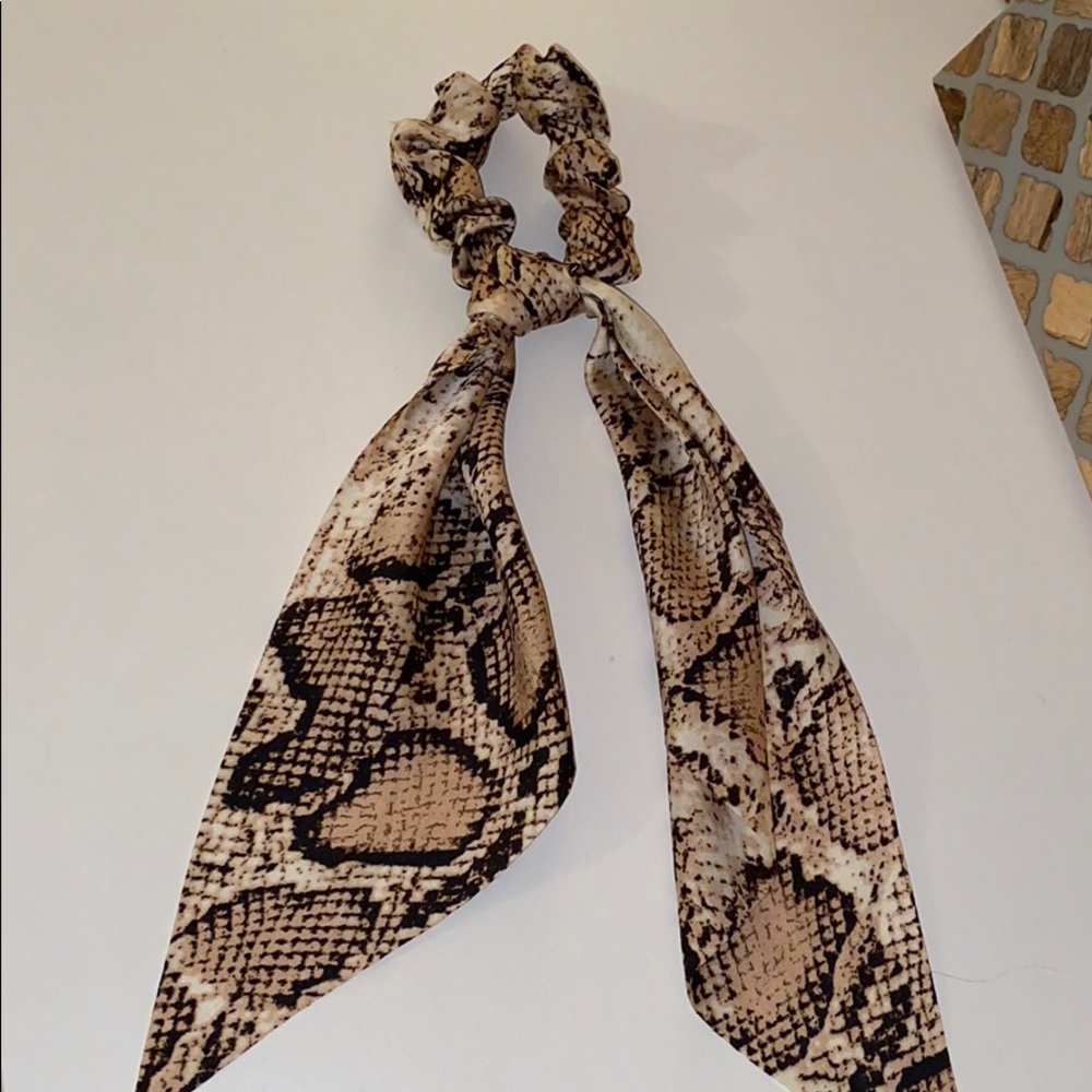 Snakeskin hair scrunchie with ties